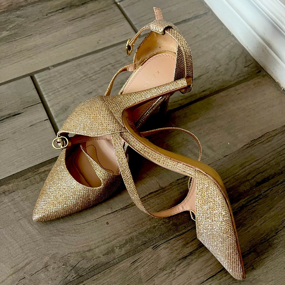 Size 9 gold pumps